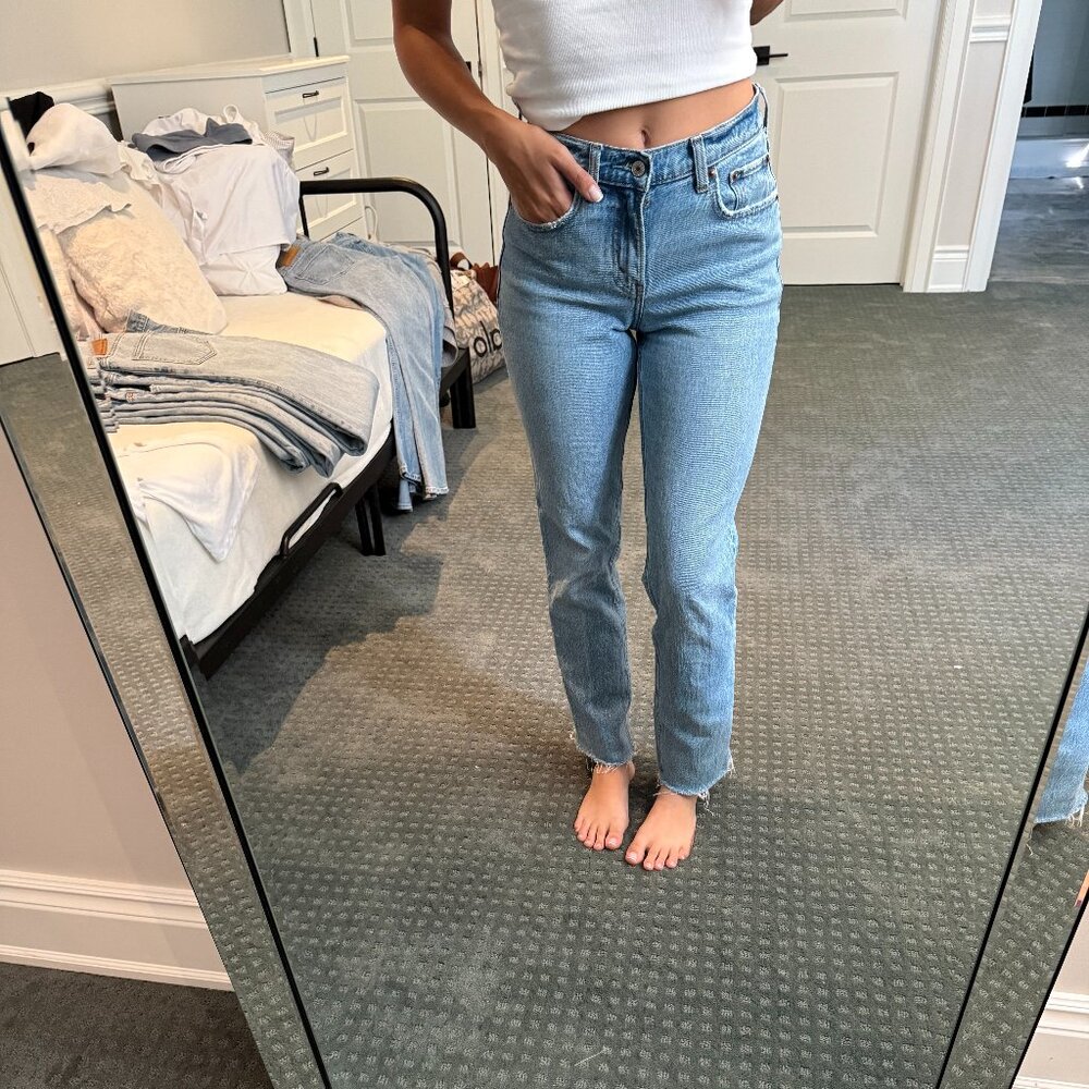 Abercrombie Curve Love ‘90s Straight Mid Rise Jeans – Light Wash, 24W Regular